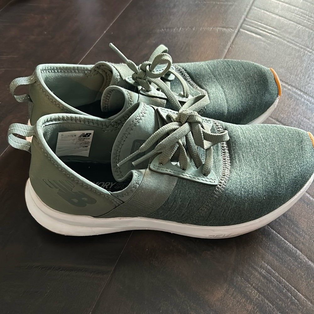 New Balance athletic shoes like new.  Cute color.